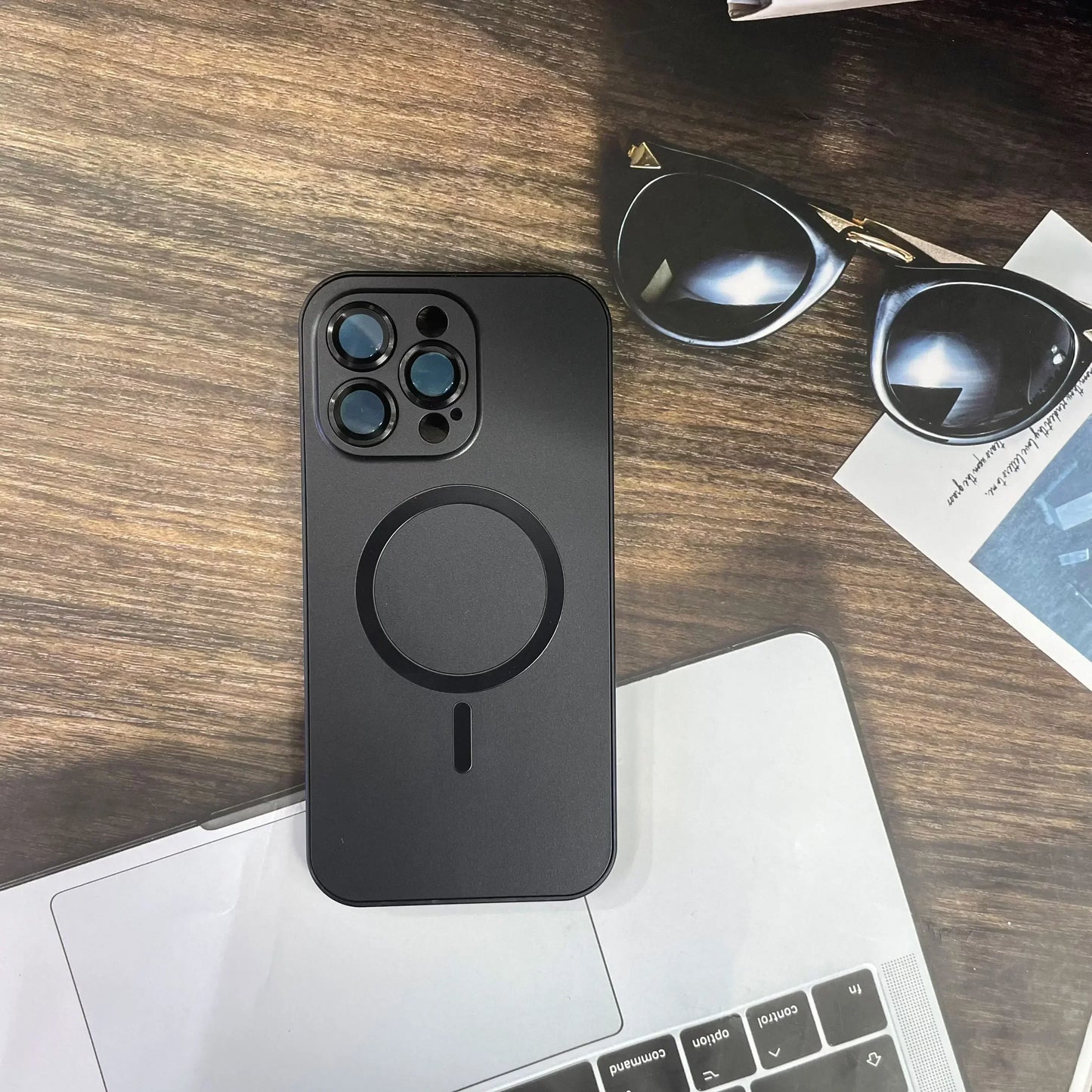 Enkelt magnetisk mobilcover i metal til iPhone