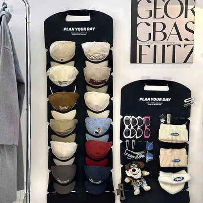 Hatten hænger i tasken bag døren 🌟🎩